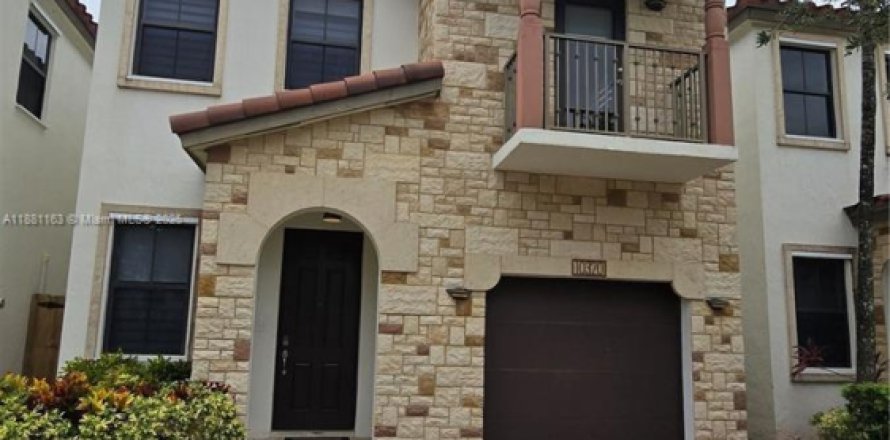 Casa en Doral, Florida 4 dormitorios, 201.6 m2 № 1941962