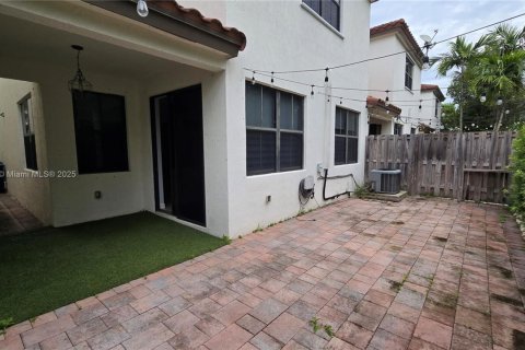 Casa en alquiler en Doral, Florida, 4 dormitorios, 201.6 m2 № 1941962 - foto 2