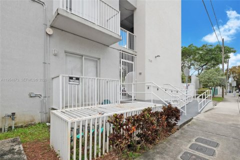 Commercial property in Miami, Florida № 2010590 - photo 9