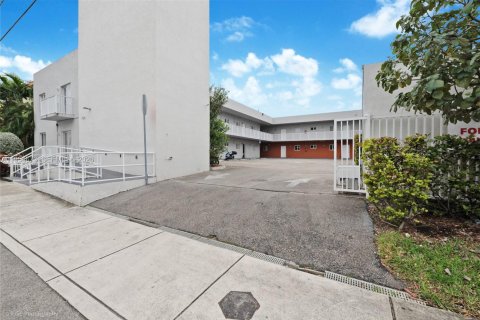 Commercial property in Miami, Florida № 2010590 - photo 4