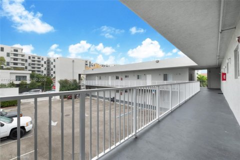 Commercial property in Miami, Florida № 2010590 - photo 10