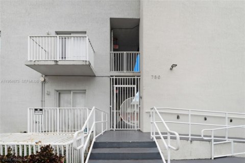 Commercial property in Miami, Florida № 2010590 - photo 8