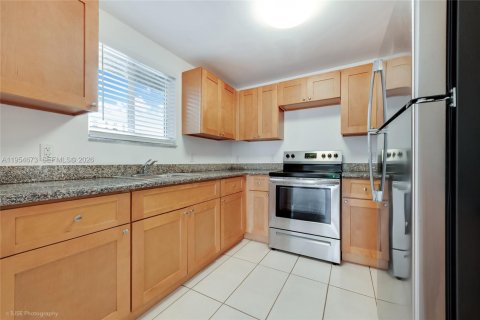 Commercial property in Miami, Florida № 2010590 - photo 13