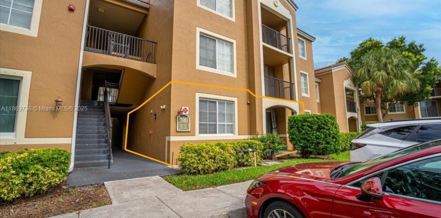 Кондоминиум с 2 спальнями в Тамарак, Флорида № 1896125