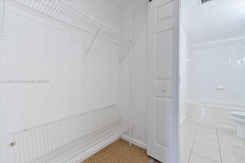 Купить кондоминиум в Тамарак, Флорида 2 спальни, 91.14м2, № 1896125 - фото 10