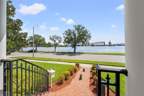 Casa en venta en Tampa, Florida, 4 dormitorios, 268.3 m2 № 1905690 - foto 3