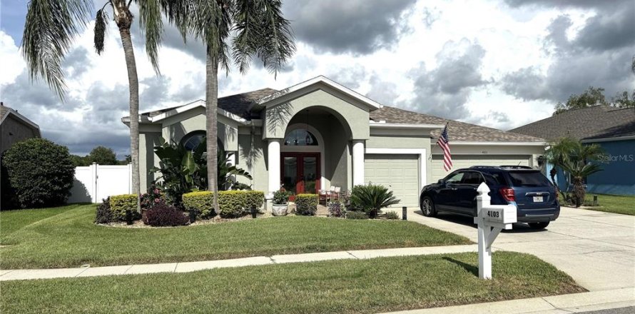 House in Land O' Lakes, Florida 4 bedrooms, 223.62 sq.m. № 2394410