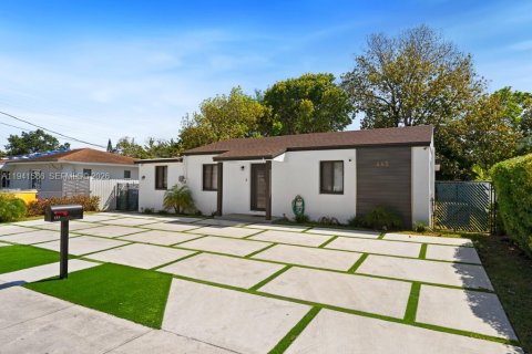 Villa ou maison à louer à Miami, Floride: 5 chambres, 180.32 m2 № 1998891 - photo 2