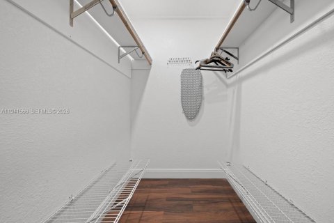 Villa ou maison à louer à Miami, Floride: 5 chambres, 180.32 m2 № 1998891 - photo 17