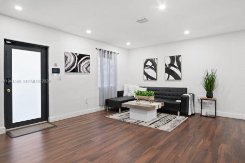 Villa ou maison à louer à Miami, Floride: 5 chambres, 180.32 m2 № 1998891 - photo 4