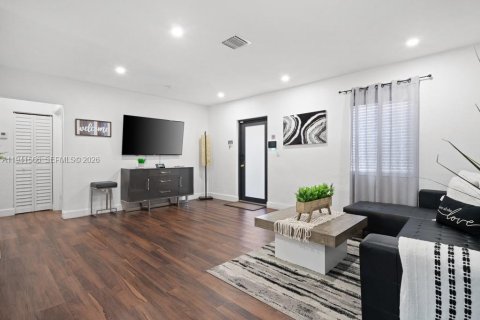 Villa ou maison à louer à Miami, Floride: 5 chambres, 180.32 m2 № 1998891 - photo 5