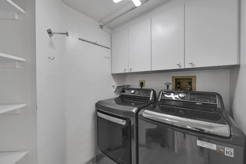 Condo in Aventura, Florida, 3 bedrooms № 2147136 - photo 17