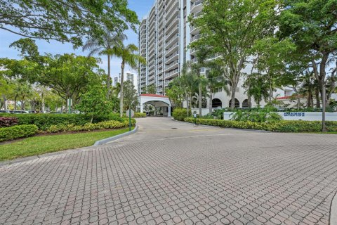 Condo in Aventura, Florida, 3 bedrooms № 2147136 - photo 2