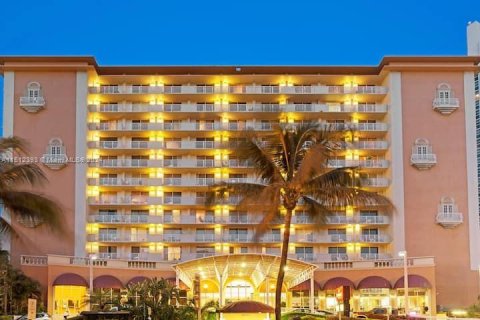 Condo in Sunny Isles Beach, Florida  № 1891338 - photo 10