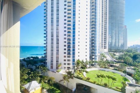 Condo in Sunny Isles Beach, Florida  № 1891338 - photo 12