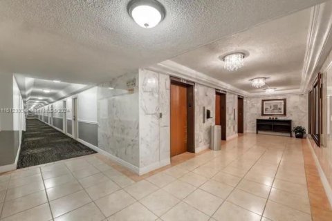 Condo in Sunny Isles Beach, Florida  № 1891338 - photo 18