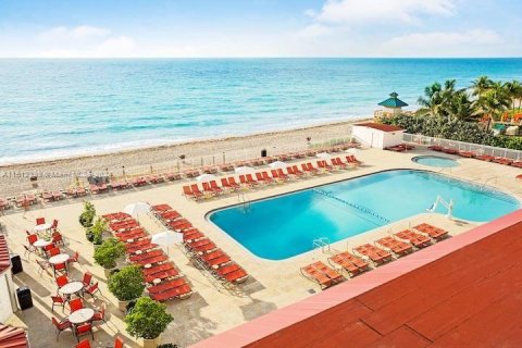 Condo in Sunny Isles Beach, Florida  № 1891338 - photo 11