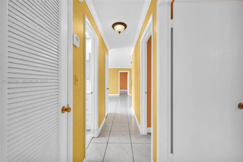 Villa ou maison à vendre à Miami, Floride: 4 chambres, 130.43 m2 № 2029578 - photo 25