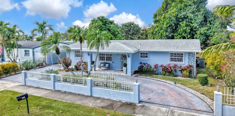 Villa ou maison à Miami, Floride 4 chambres, 130.43 m2 № 2029578