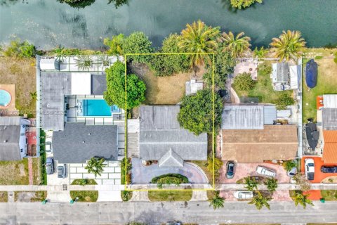 Villa ou maison à vendre à Miami, Floride: 4 chambres, 130.43 m2 № 2029578 - photo 2