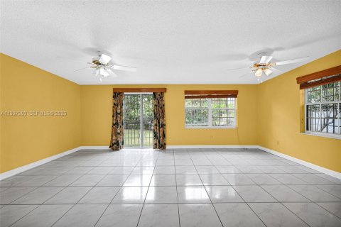 Villa ou maison à vendre à Miami, Floride: 4 chambres, 130.43 m2 № 2029578 - photo 19