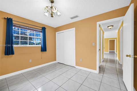 Villa ou maison à vendre à Miami, Floride: 4 chambres, 130.43 m2 № 2029578 - photo 28
