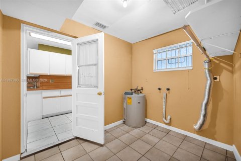 Villa ou maison à vendre à Miami, Floride: 4 chambres, 130.43 m2 № 2029578 - photo 15