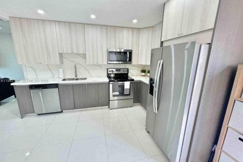 Casa en alquiler en Oakland Park, Florida, 3 dormitorios, 99.96 m2 № 2019738 - foto 4