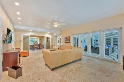 House in Coral Gables, Florida 6 bedrooms, 516.63 sq.m. № 2058556 - photo 21