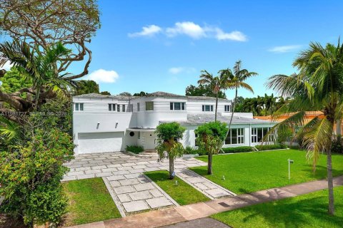 House in Coral Gables, Florida 6 bedrooms, 516.63 sq.m. № 2058556