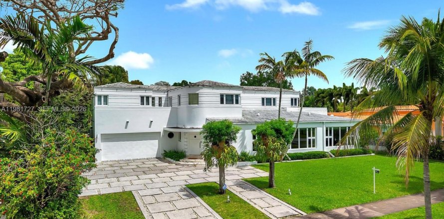 House in Coral Gables, Florida 6 bedrooms, 516.63 sq.m. № 2058556