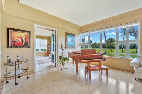 House in Coral Gables, Florida 6 bedrooms, 516.63 sq.m. № 2058556 - photo 9