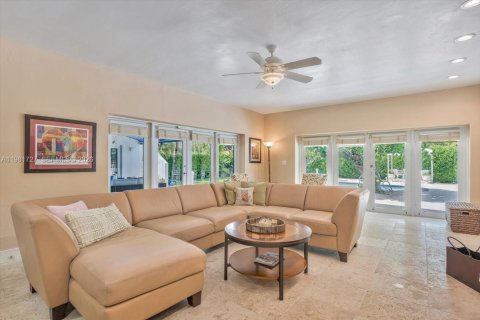 House in Coral Gables, Florida 6 bedrooms, 516.63 sq.m. № 2058556 - photo 19