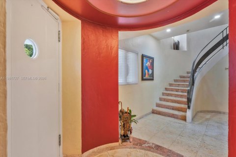 House in Coral Gables, Florida 6 bedrooms, 516.63 sq.m. № 2058556 - photo 5