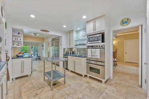 House in Coral Gables, Florida 6 bedrooms, 516.63 sq.m. № 2058556 - photo 28