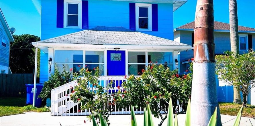 House in Saint Petersburg, Florida 3 bedrooms, 139.26 sq.m. № 1877189
