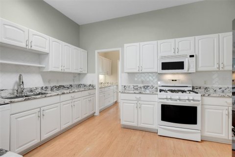 House in Lady Lake, Florida 3 bedrooms, 210.98 sq.m. № 1855505 - photo 12