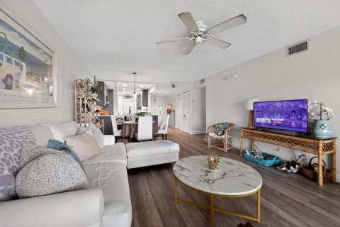 Condo in Delray Beach, Florida, 2 bedrooms  № 2078595 - photo 8