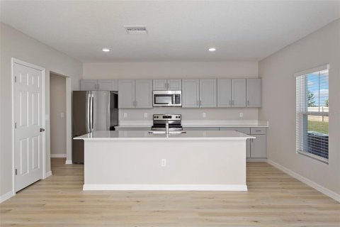 House in Haines City, Florida 5 bedrooms, 268.3 sq.m. № 2149536 - photo 2