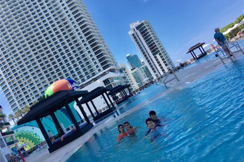 Copropriété à vendre à Hallandale Beach, Floride: 1 chambre, 80.92 m2 № 1979360 - photo 1