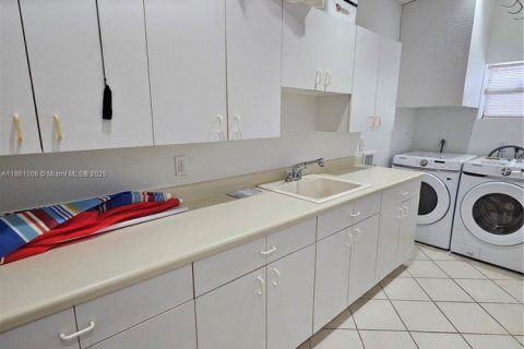 House in Lauderdale-by-the-Sea, Florida 3 bedrooms, 165.46 sq.m. № 1889266 - photo 4