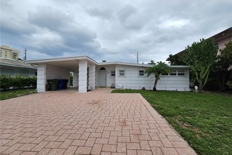 House in Lauderdale-by-the-Sea, Florida 3 bedrooms, 165.46 sq.m. № 1889266 - photo 1