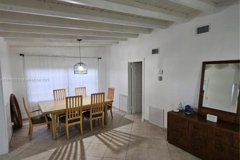 House in Lauderdale-by-the-Sea, Florida 3 bedrooms, 165.46 sq.m. № 1889266 - photo 3