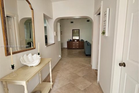 House in Lauderdale-by-the-Sea, Florida 3 bedrooms, 165.46 sq.m. № 1889266 - photo 2