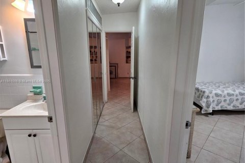 House in Lauderdale-by-the-Sea, Florida 3 bedrooms, 165.46 sq.m. № 1889266 - photo 18