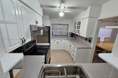 House in Lauderdale-by-the-Sea, Florida 3 bedrooms, 165.46 sq.m. № 1889266 - photo 9