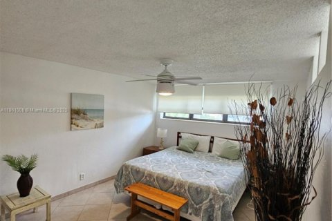 House in Lauderdale-by-the-Sea, Florida 3 bedrooms, 165.46 sq.m. № 1889266 - photo 13