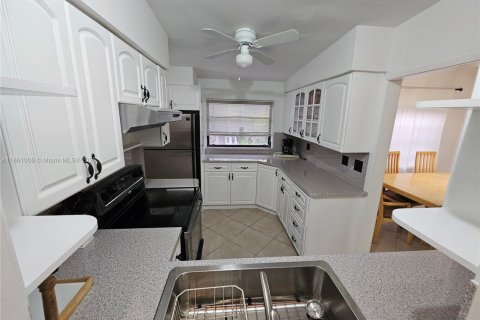 House in Lauderdale-by-the-Sea, Florida 3 bedrooms, 165.46 sq.m. № 1889266 - photo 7