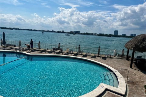 Condominio en alquiler en Bay Harbor Islands, Florida, 1 dormitorio, 88.26 m2 № 2063495 - foto 9