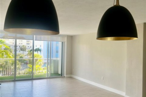 Condominio en alquiler en Bay Harbor Islands, Florida, 1 dormitorio, 88.26 m2 № 2063495 - foto 15
